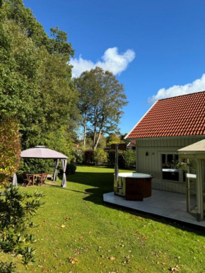 Cozy villa with hot tub, free parking
